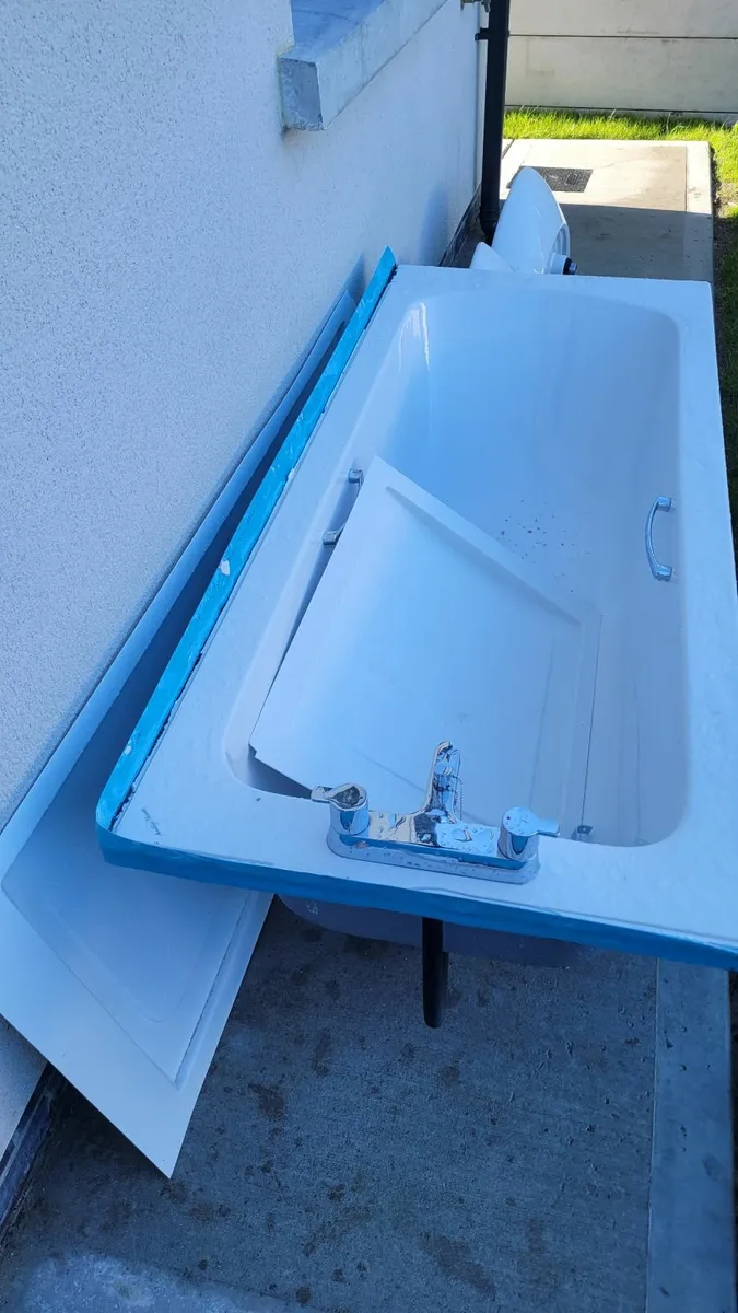 Bathtub with mixer Tap - Image 1