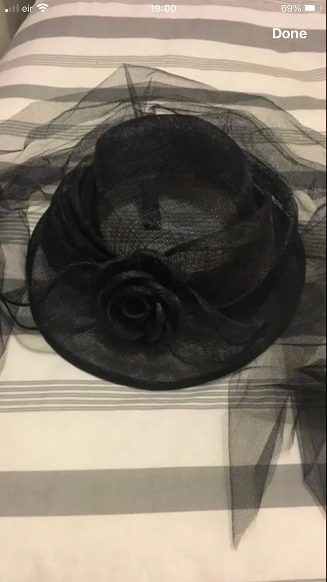 Ladies new hat one size €20 - Image 1