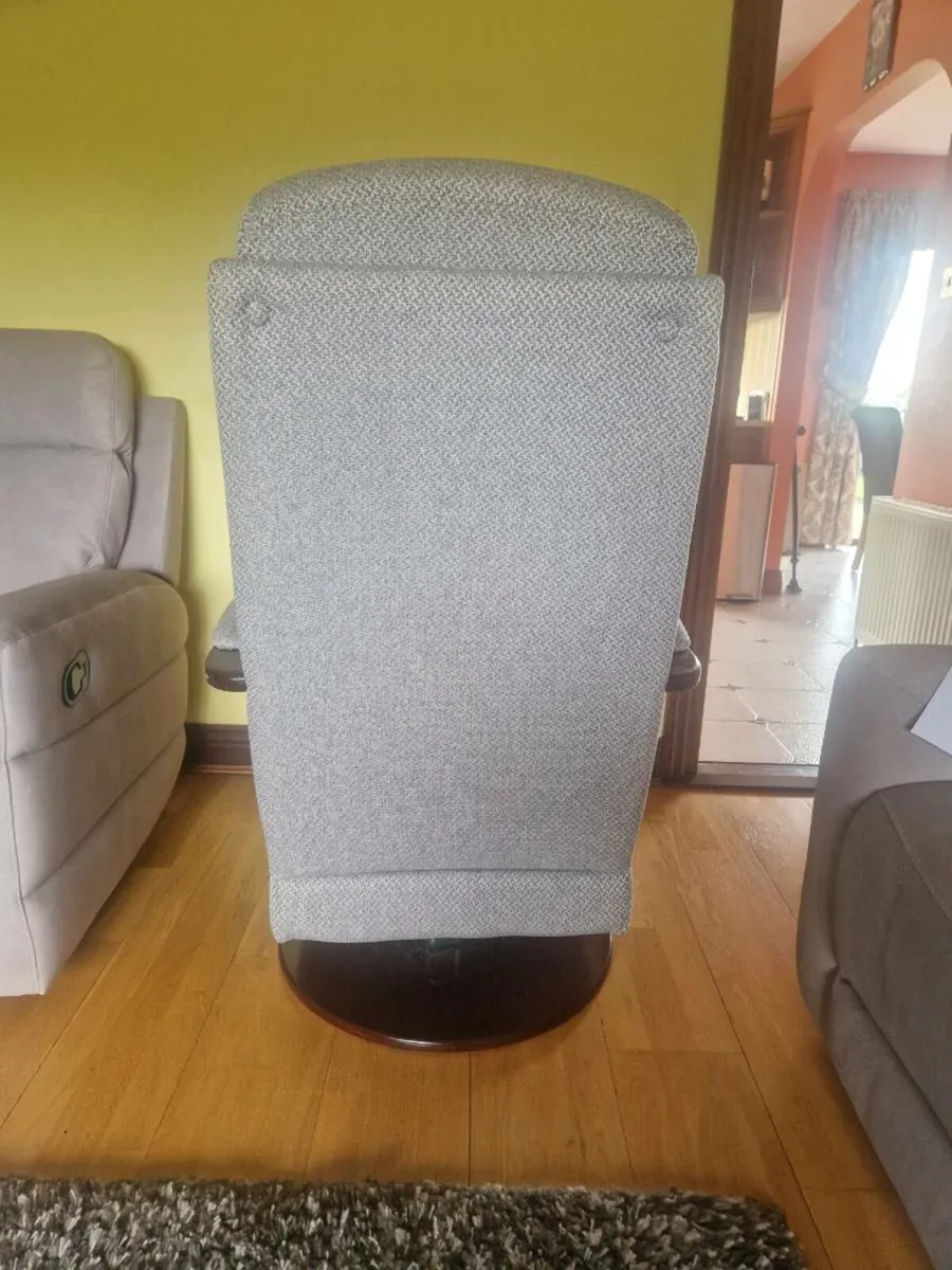 Jacobsen Swivel Chair - Image 4