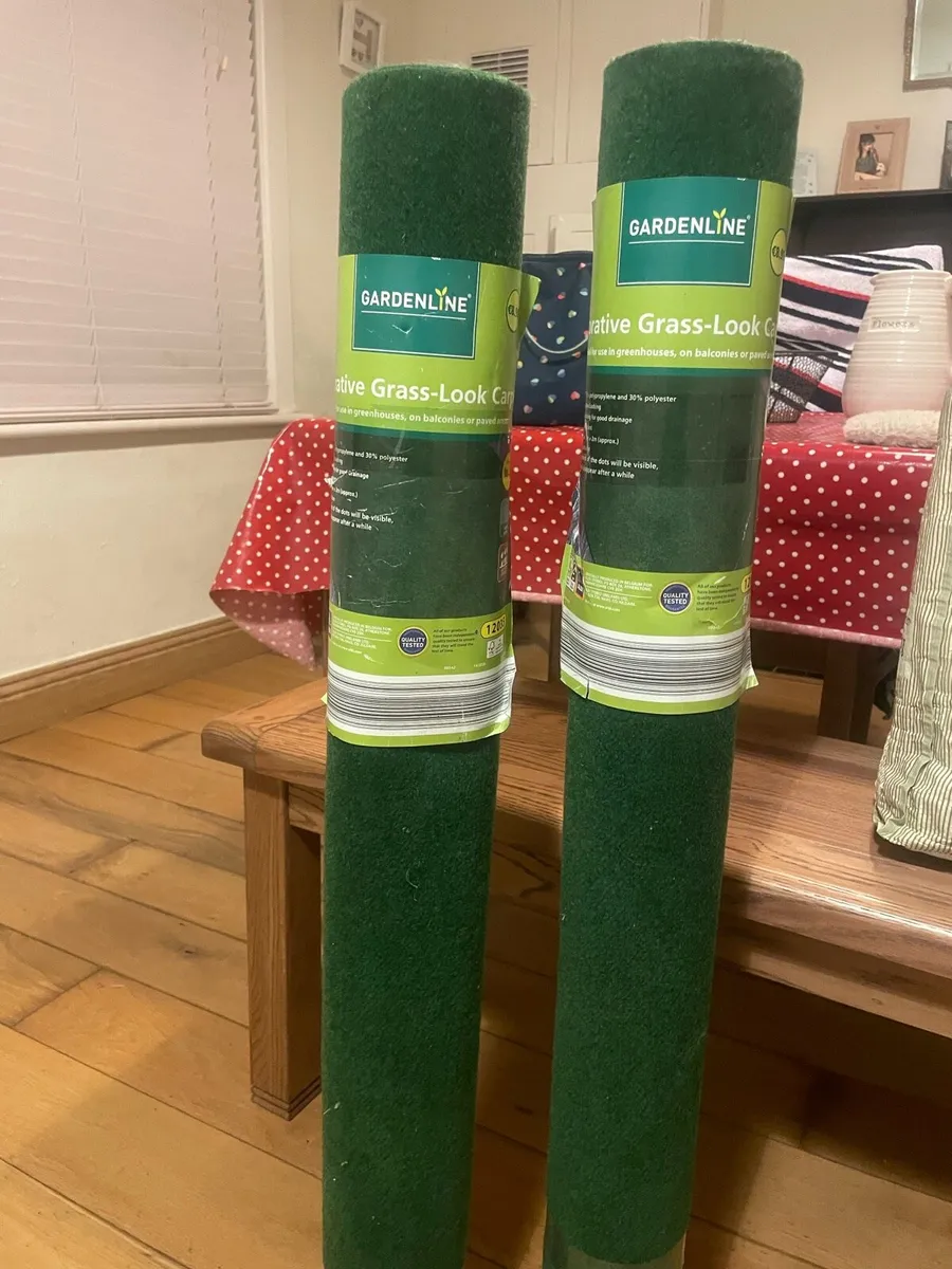 2 rolls of fake grass - Image 1