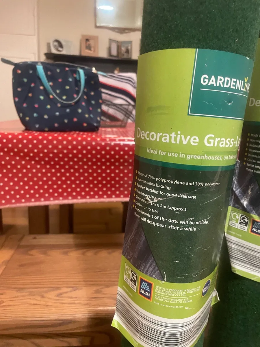 2 rolls of fake grass - Image 2
