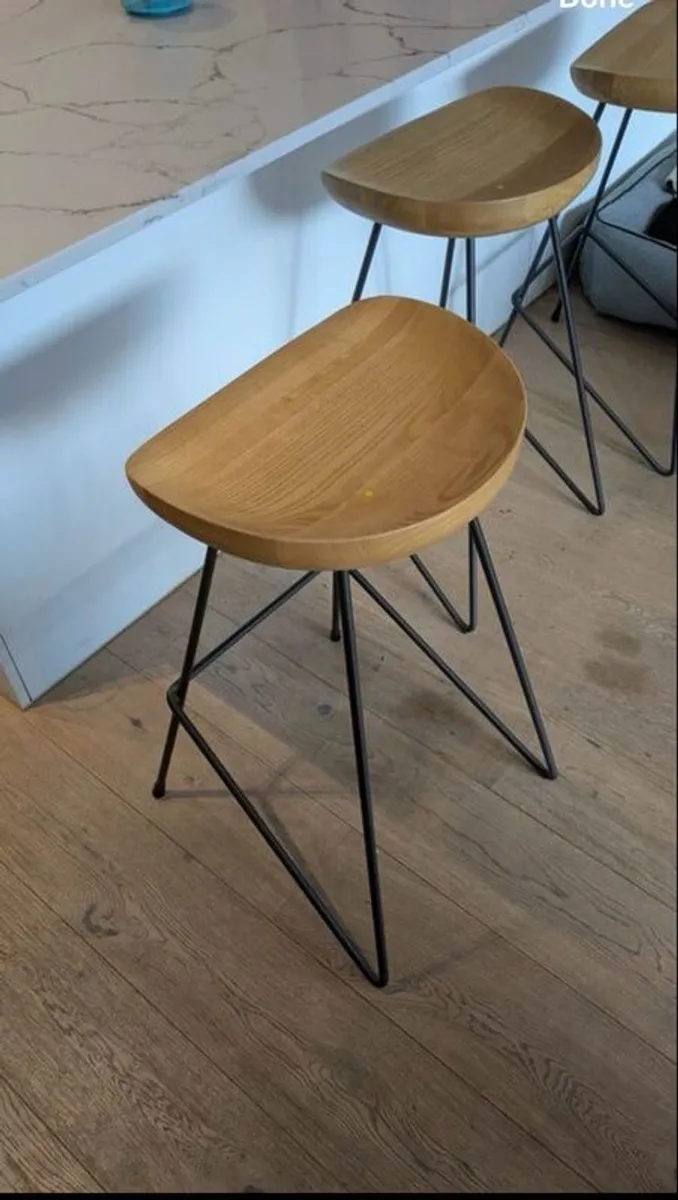 3 breakfast bar stools - Image 1