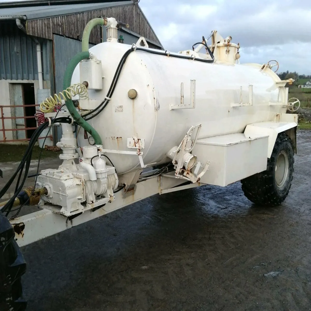 1500 GALLON TANKER WITH RAIN GUN - Image 1