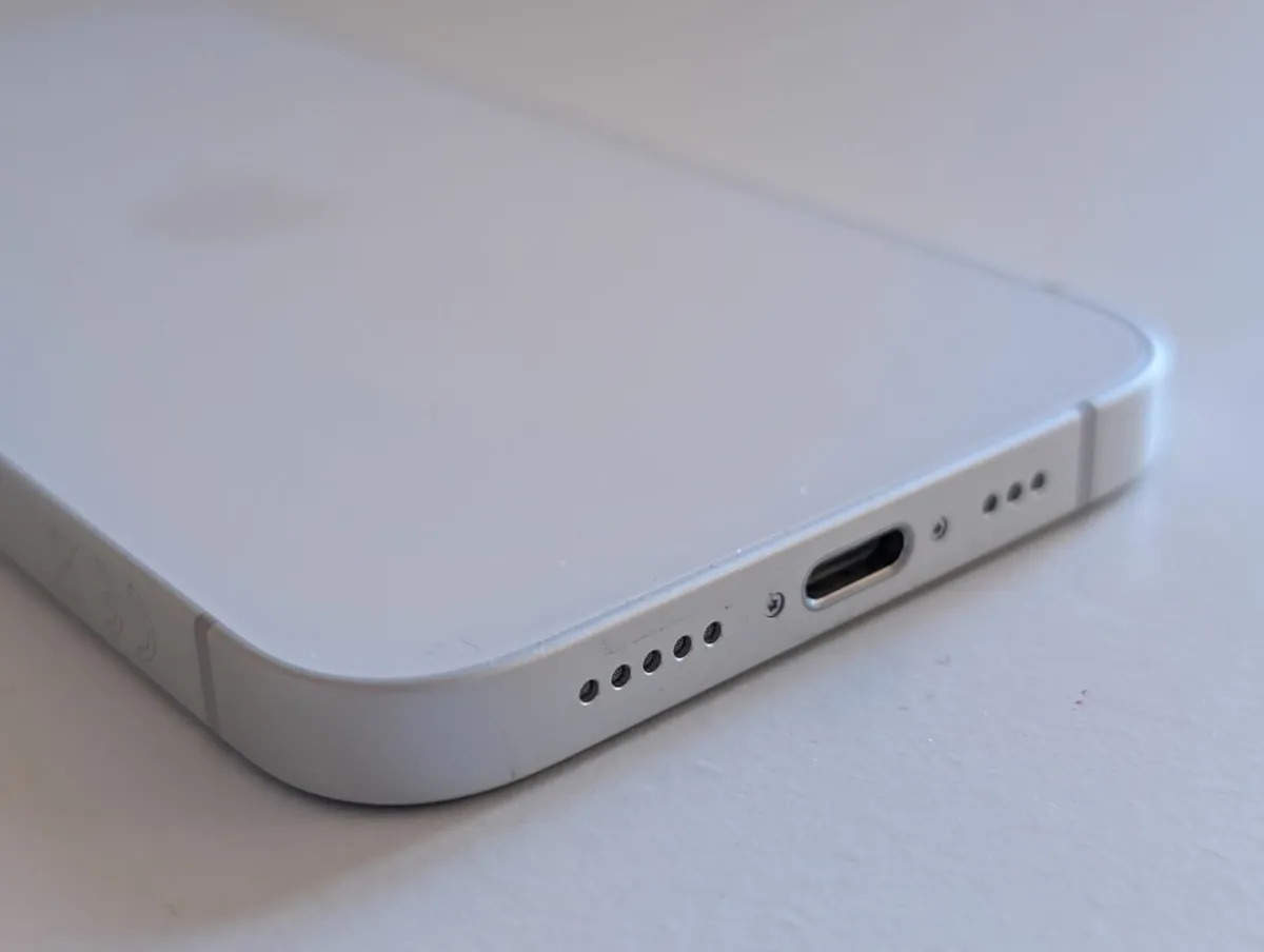 iPhone 16e - White - As New Condition - Image 4