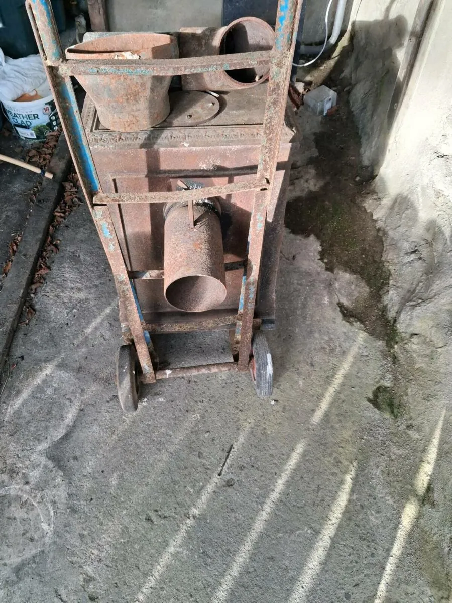 Stove & radiators - Image 1