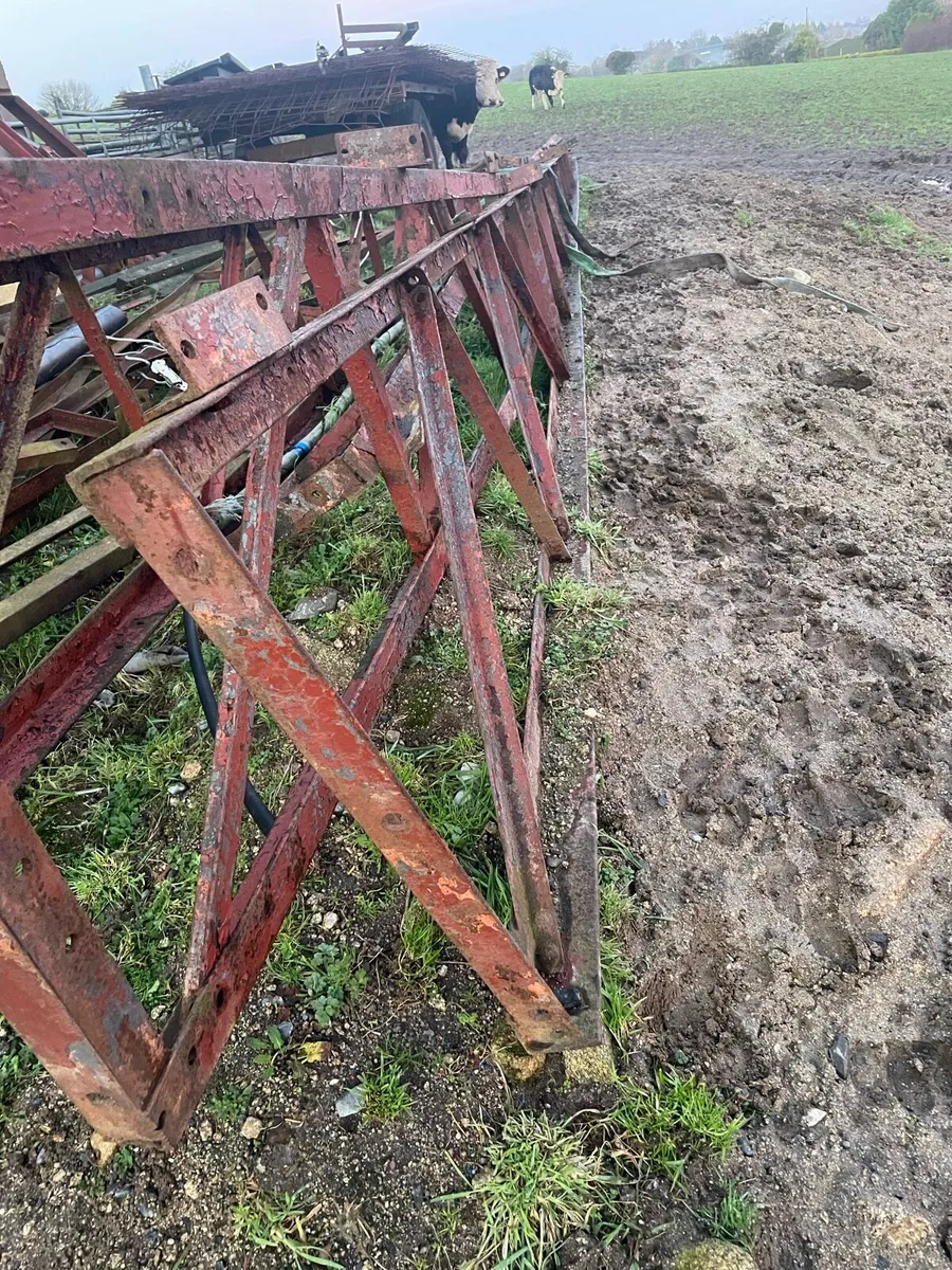 Trusses/machinery - Image 1