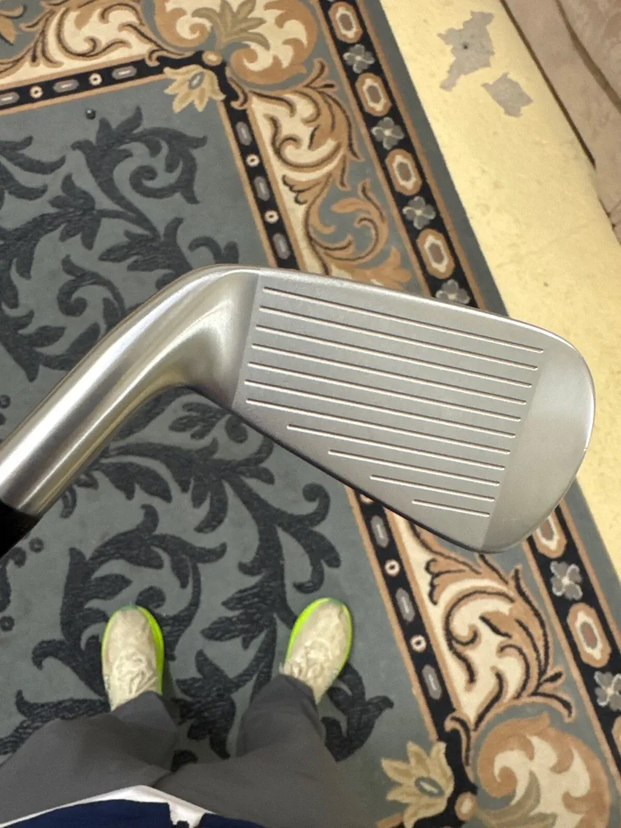 Titleist T250 2 iron x stiff - Image 1