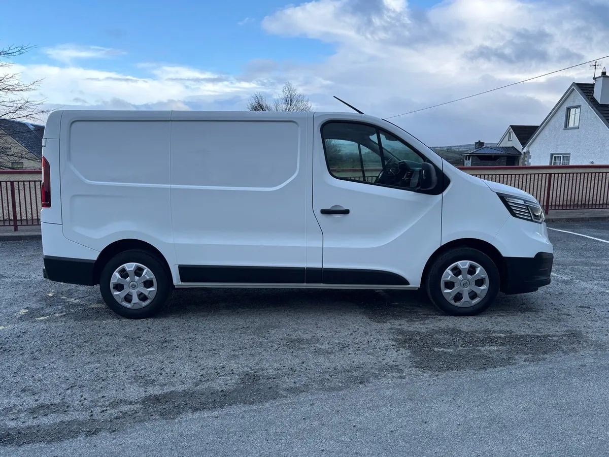 2022 (222) RENAULT TRAFIC BUSINESS + - Image 2