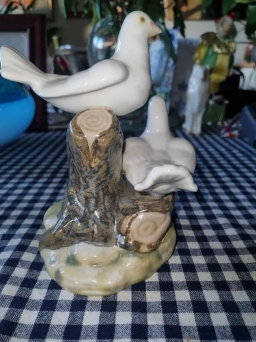 Tengra Spain porcelain - figurine of two doves - Image 1