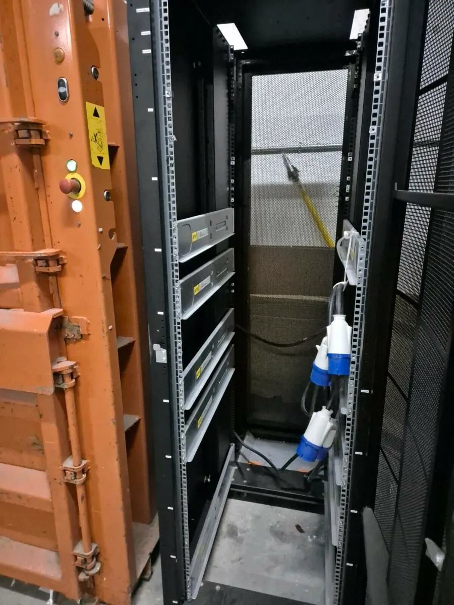 Server cabinet - Image 2