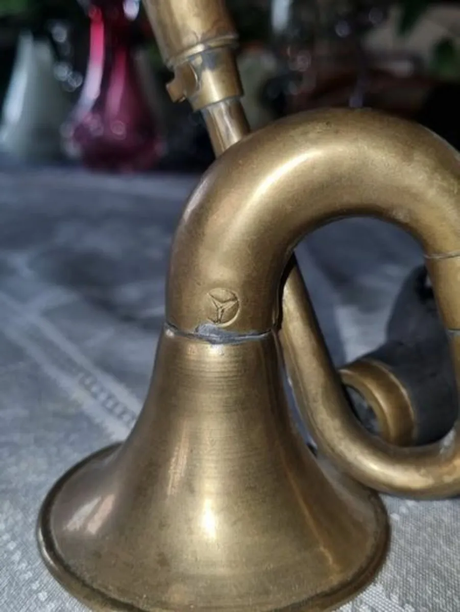 Old brass Mercedes car horn - Image 2