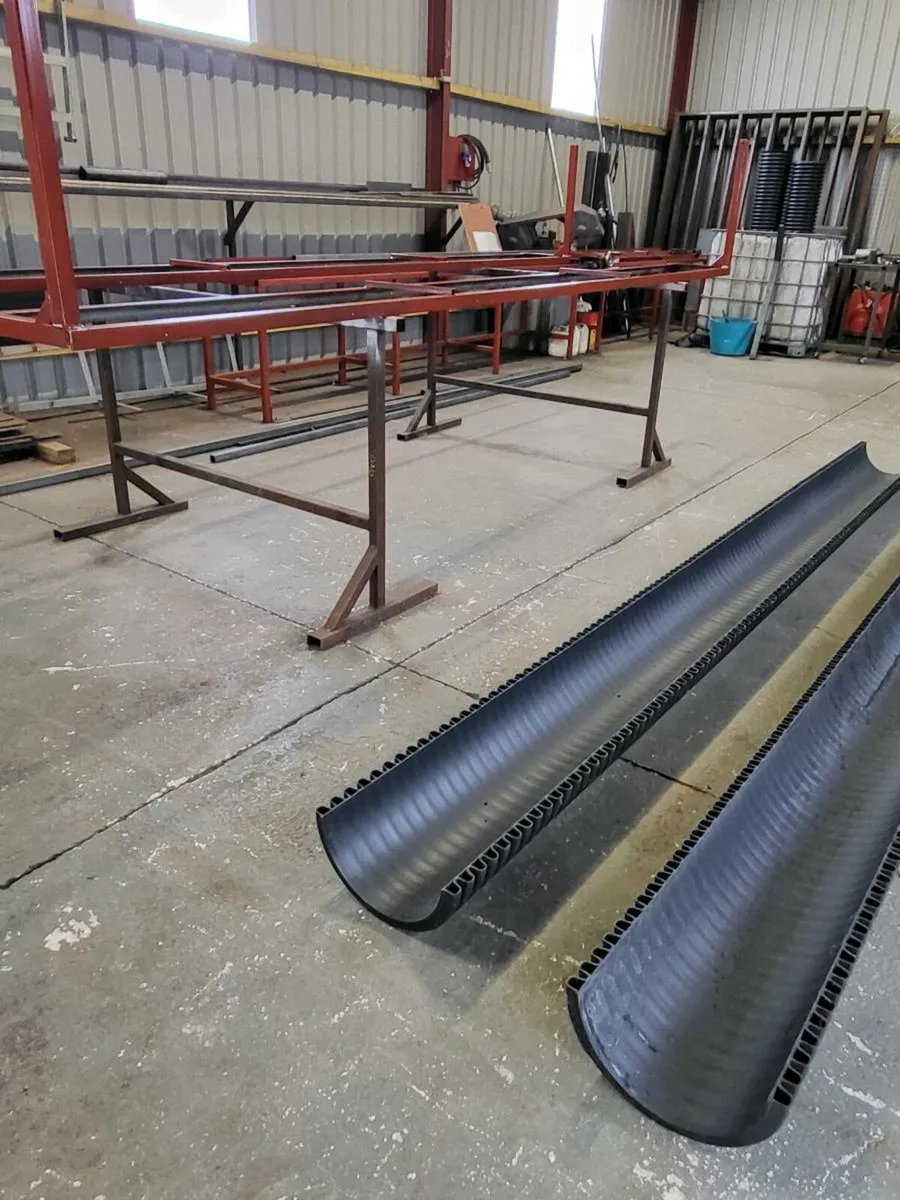 #Drop down feeding trough# - Image 4