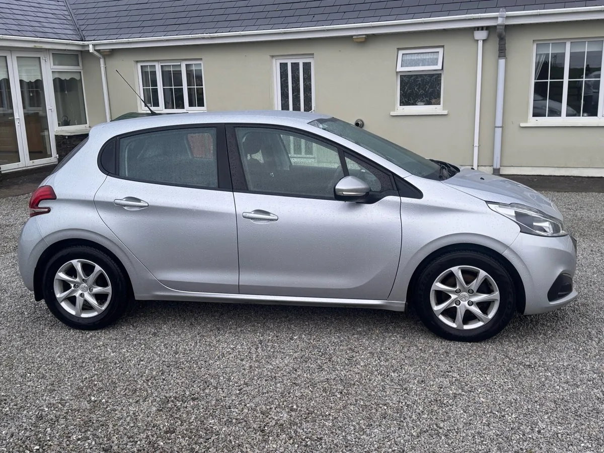 Peugeot 208 - Image 4