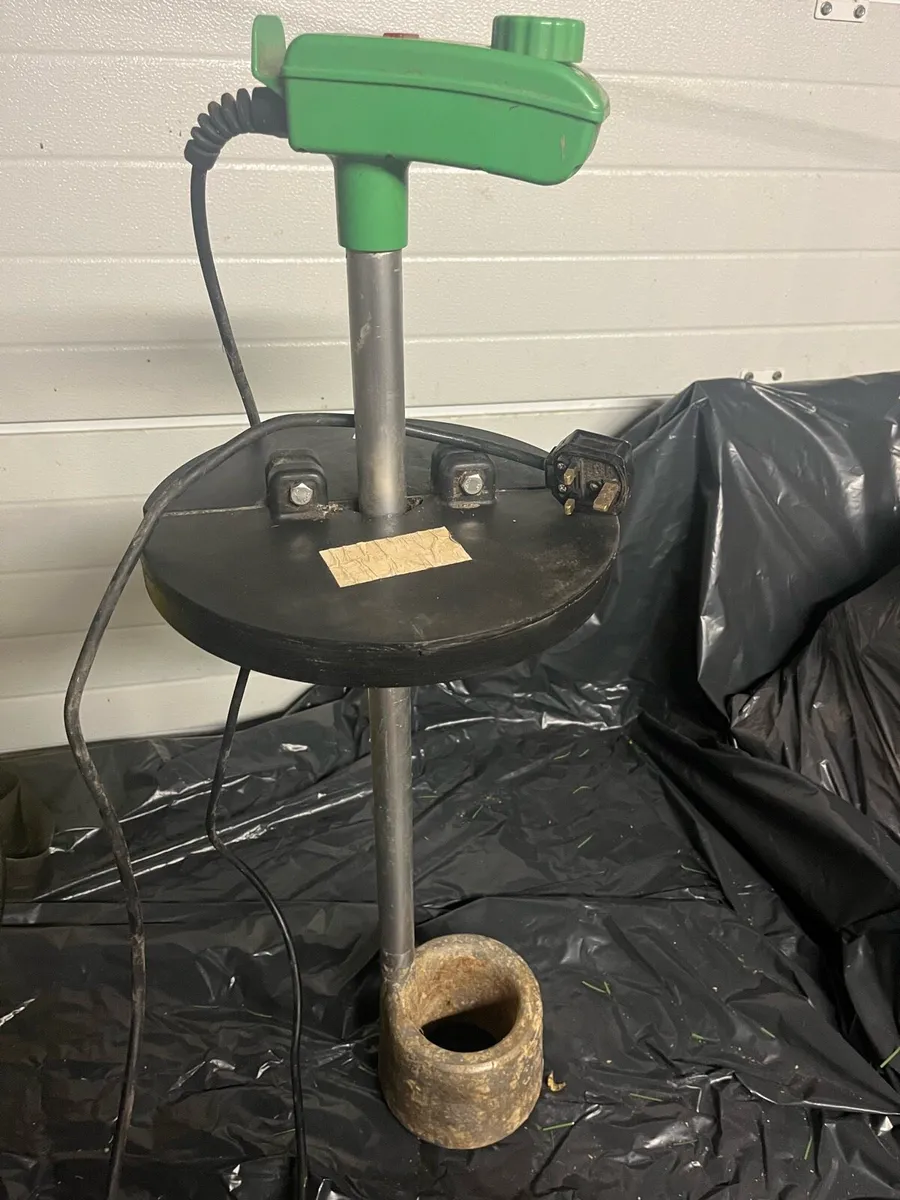 Kerbl Milk Heater with JFC Kart Bracket - Image 2