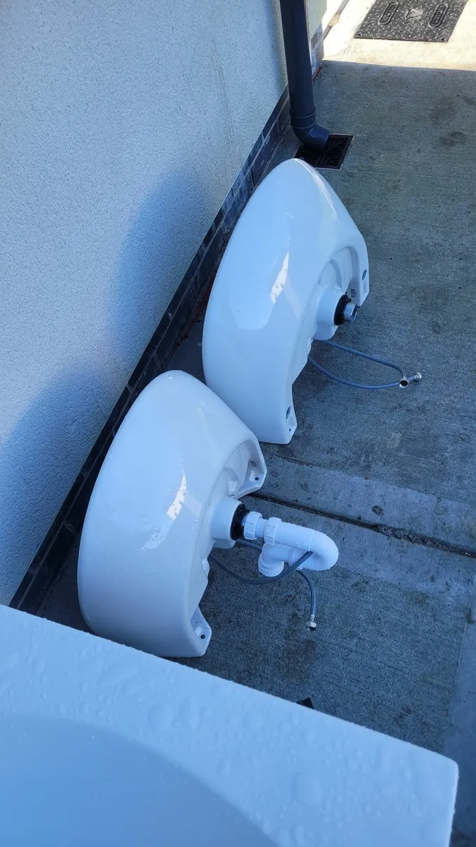 Bathtub with mixer Tap - Image 3