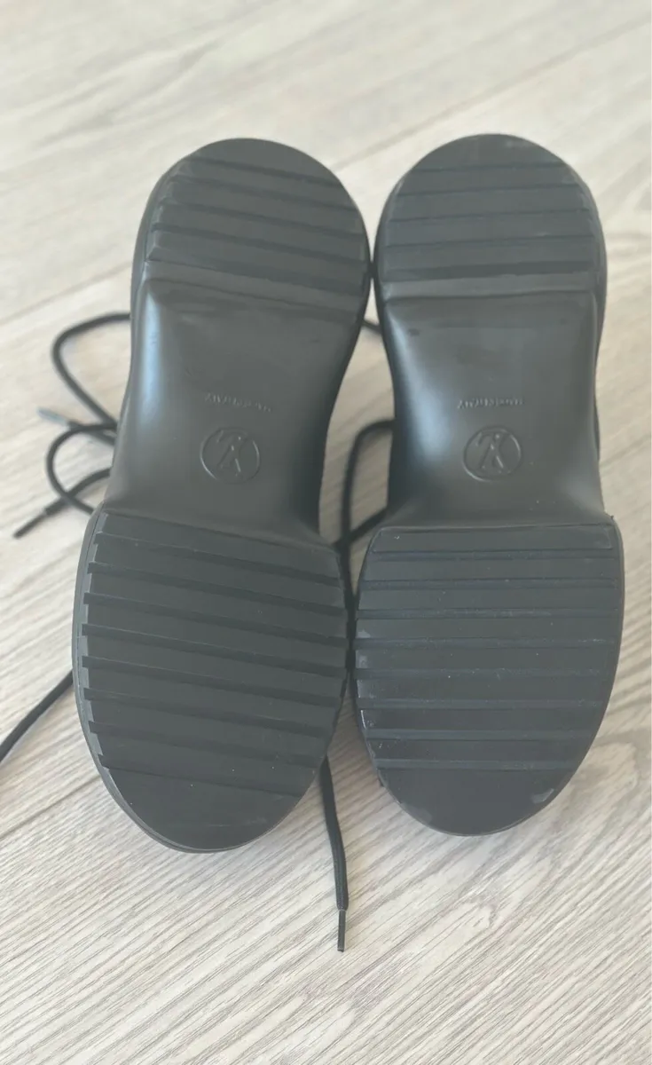 Louis Vuitton women sneakers size 39 - Image 3