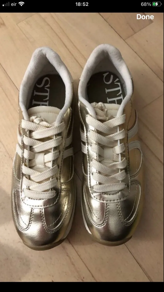 Ladies new trainers size 5 €15 - Image 1