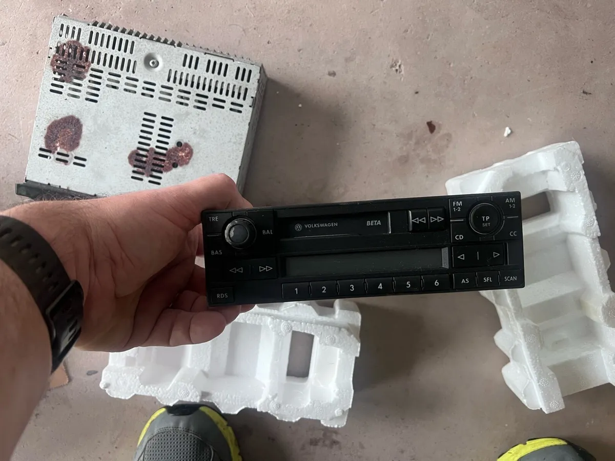 Car radios - Image 1