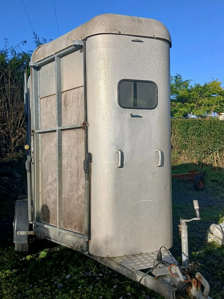 Horse box - Image 1