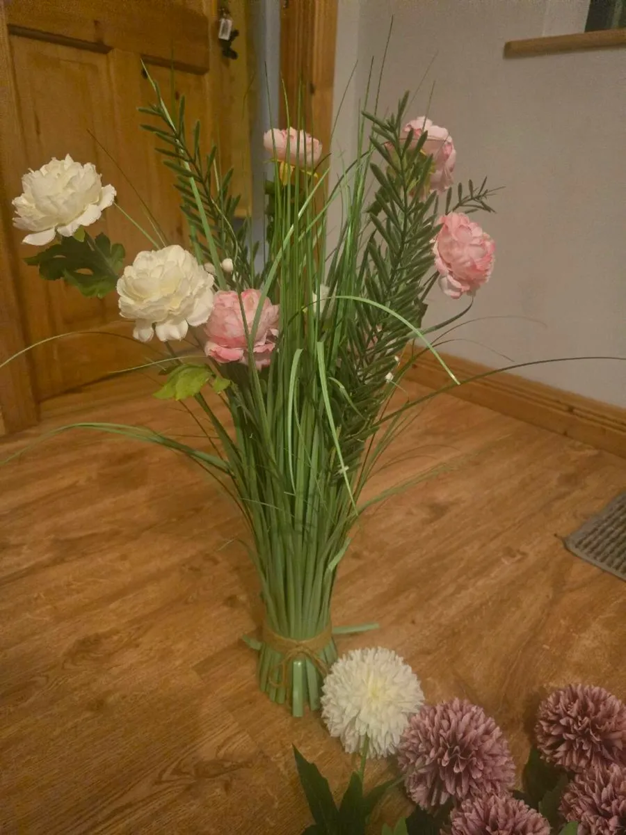 Beautiful artificial flowers - Image 1