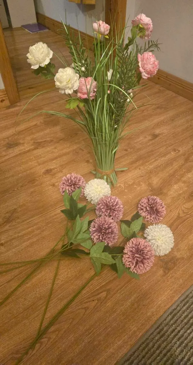 Beautiful artificial flowers - Image 2