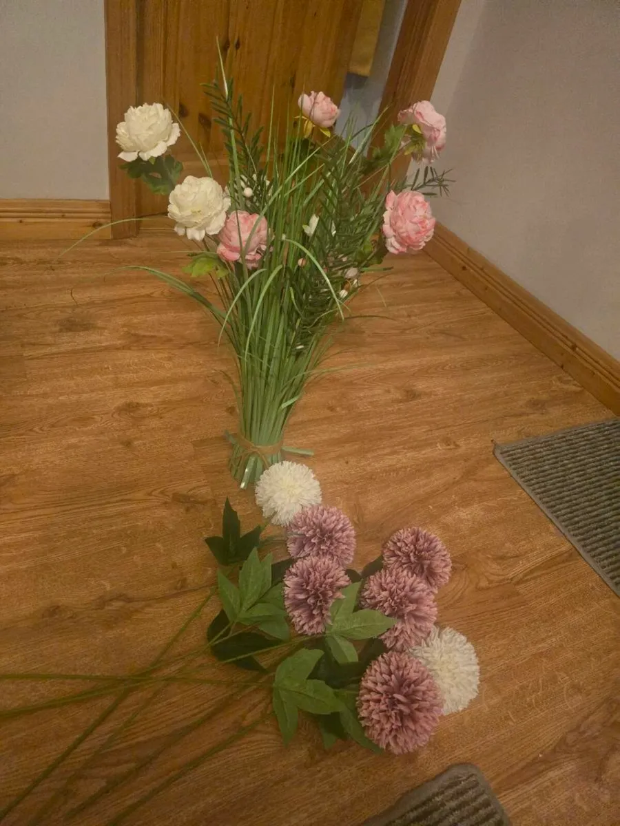 Beautiful artificial flowers - Image 4