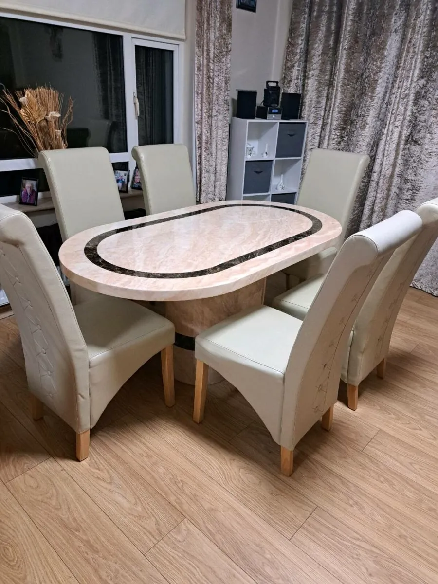 Dining room table - Image 1