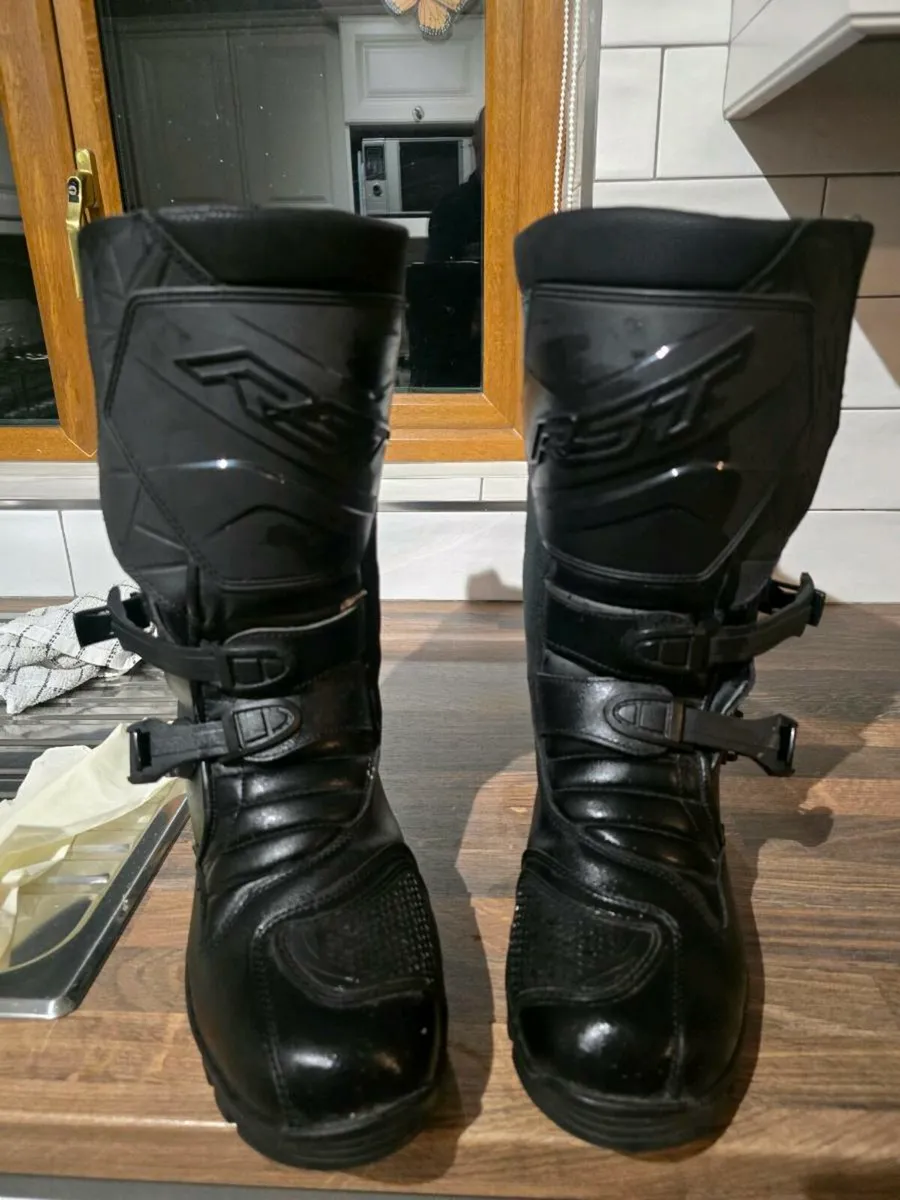 Motorcycle gear - Image 1