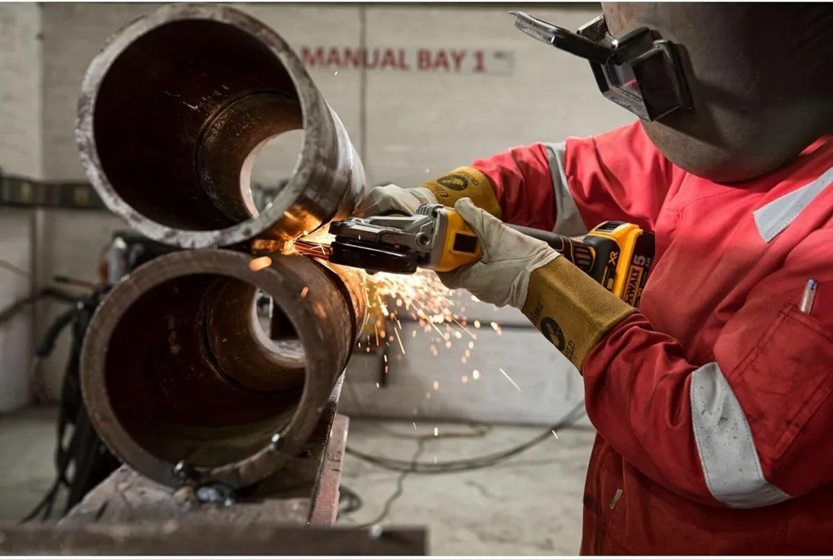 18V XR Brushless 125mm Flat Head Angle Grinder - Image 2