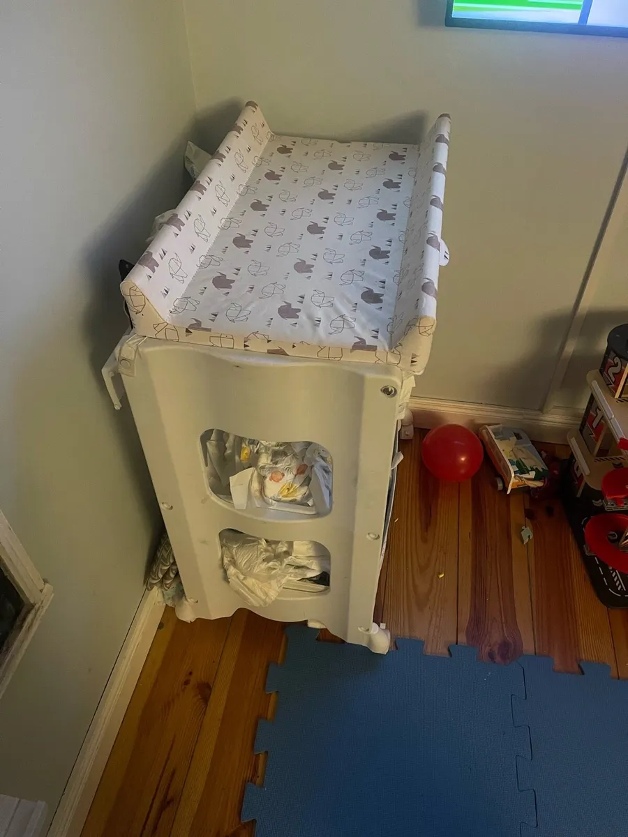Babylo portable changing table with bath - Image 1