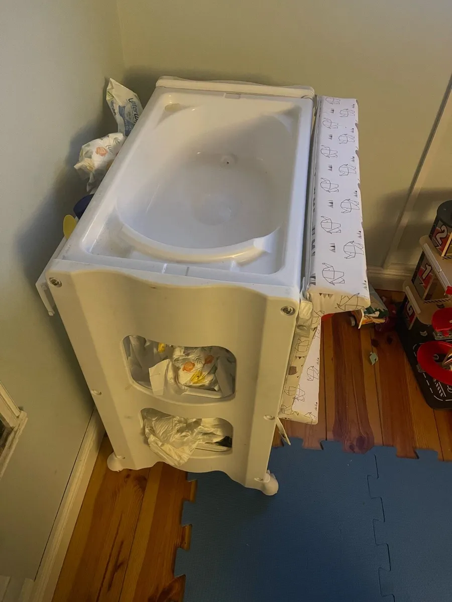 Babylo portable changing table with bath - Image 2