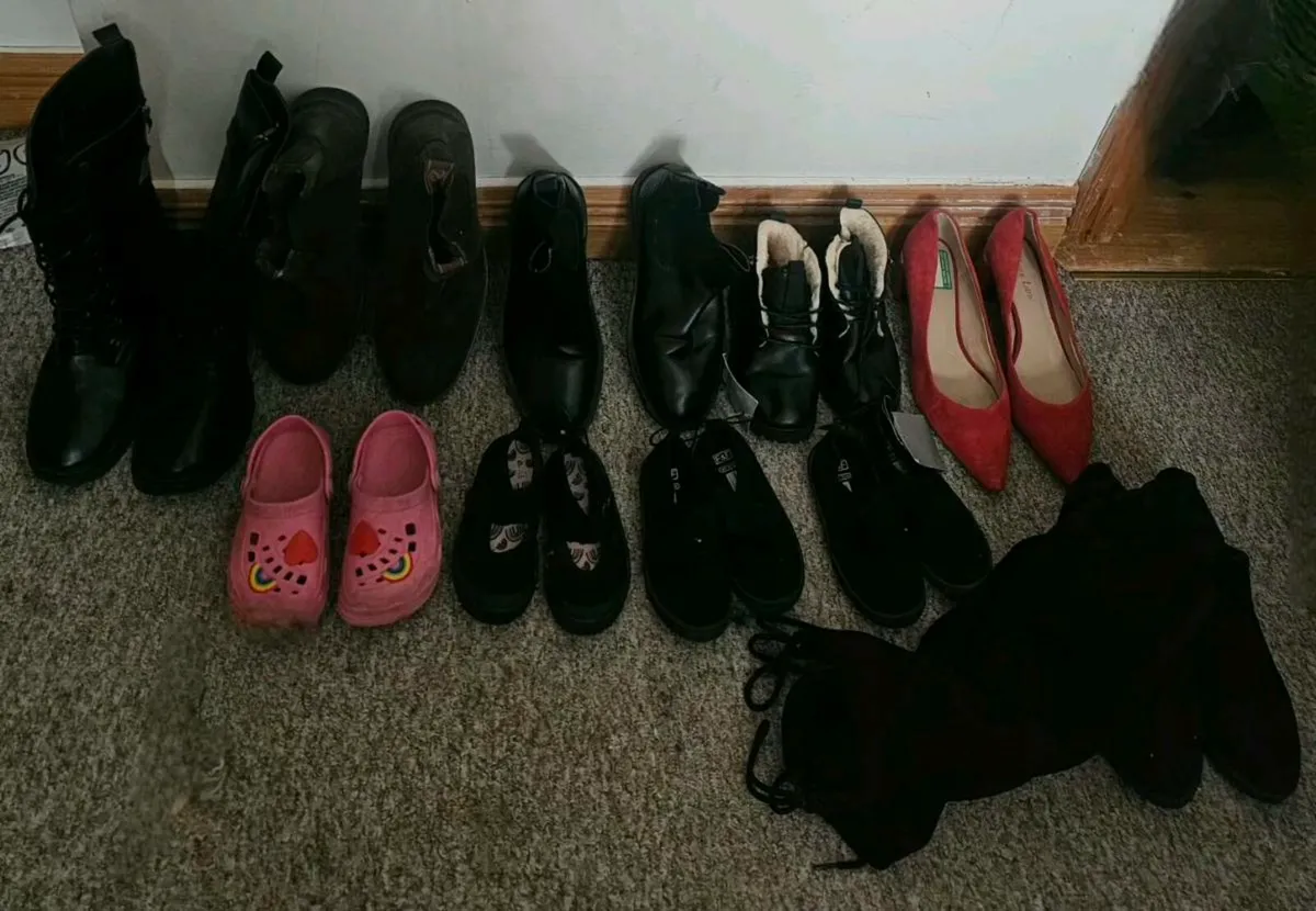 Mixture of men wemon and kids shoes 25 pairs total - Image 2