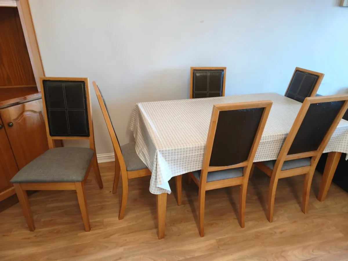 Table and 6 chairs - Image 1