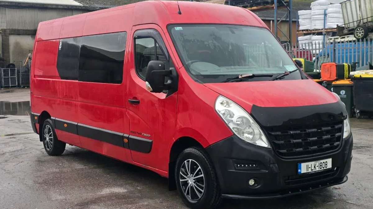 Renault Crewcab van extremely clean. 7 seats - Image 1