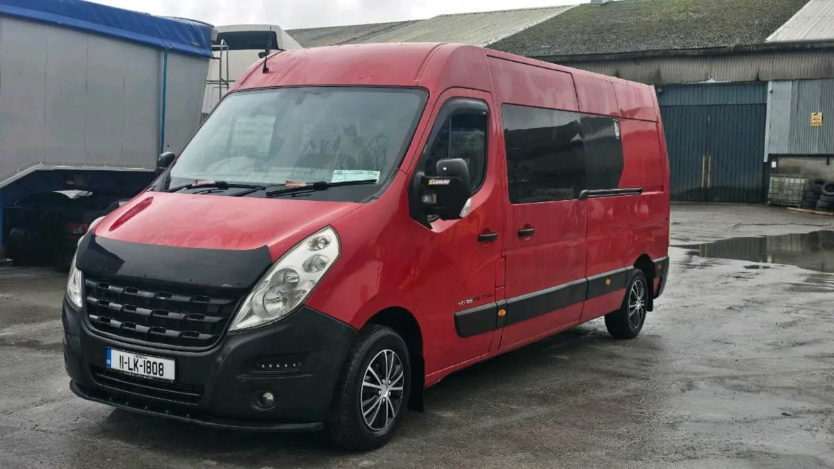 Renault Crewcab van extremely clean. 7 seats - Image 2