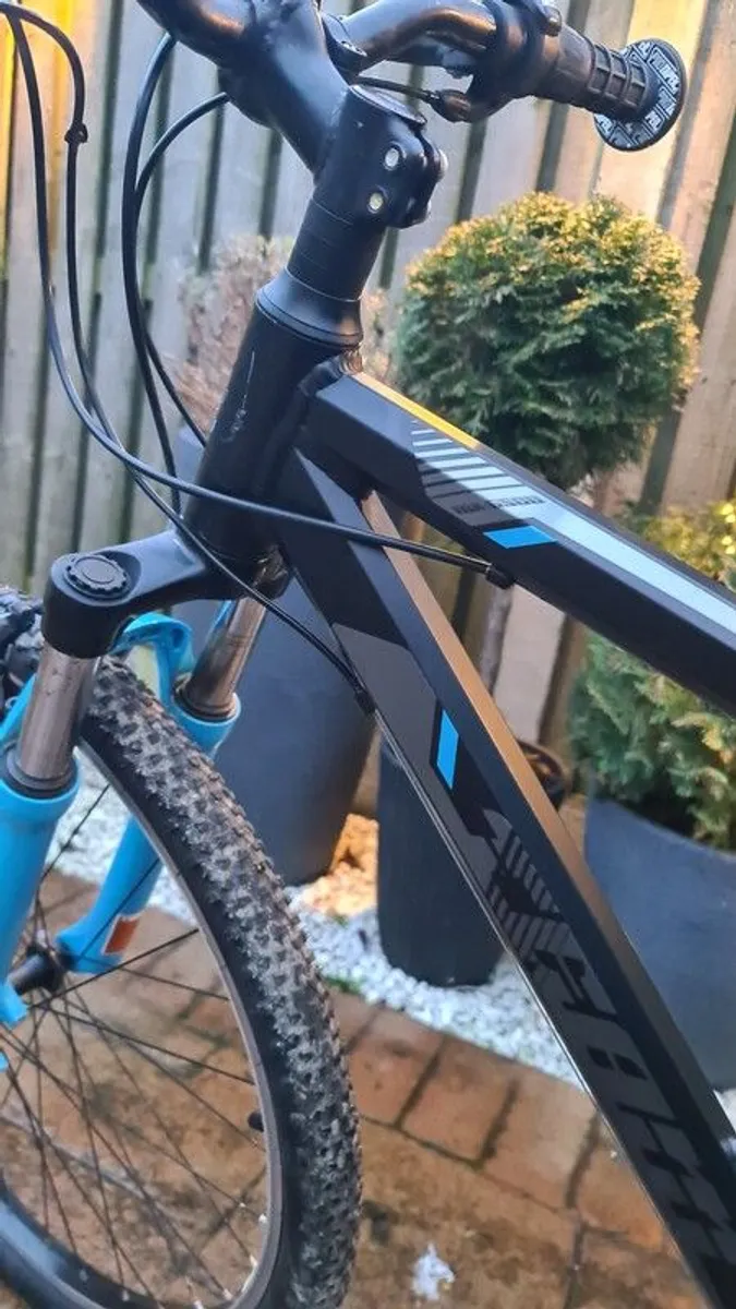 Beautiful Mountain Bike Light Weight 27.5" Wheels - Image 3