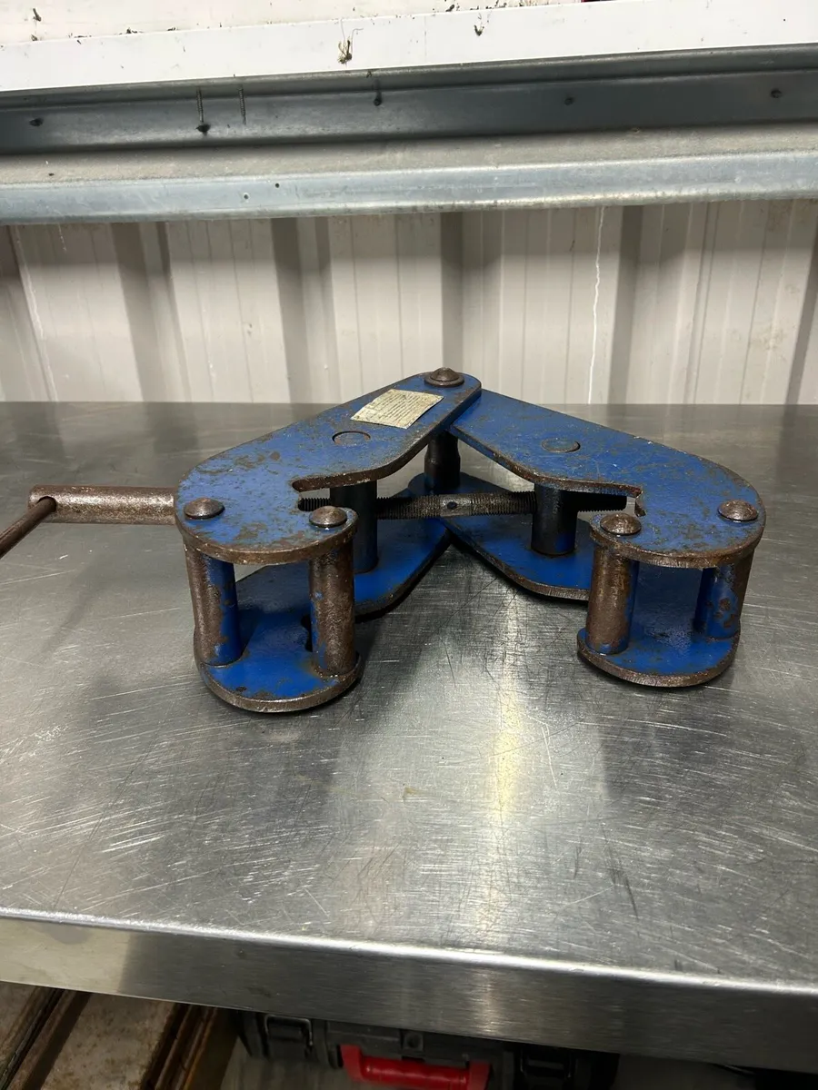 Lifting equipment - Image 1