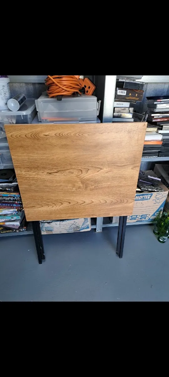Fold away single desk very sturdy - Image 1