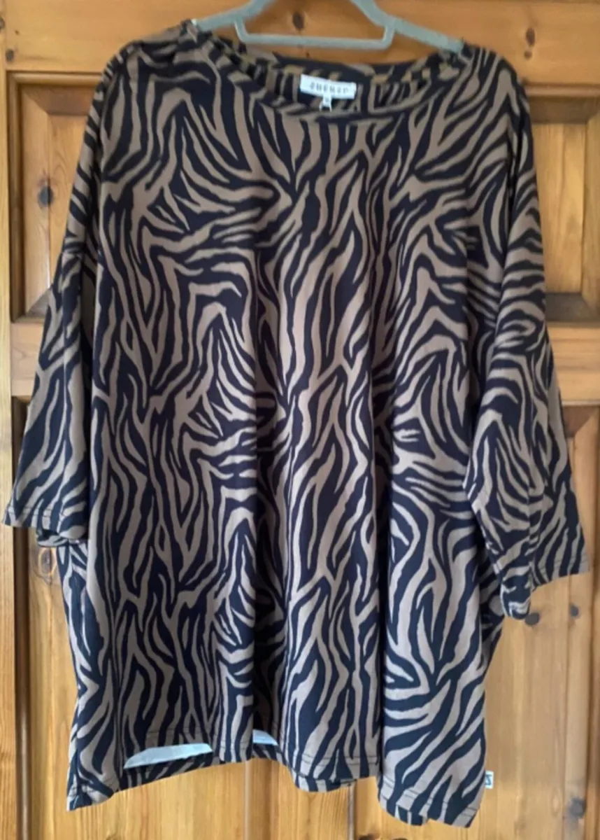 Large selection of ladies tops sz 28 - Image 1