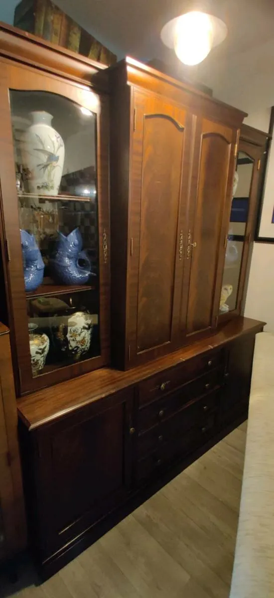 China cabinet - Image 1