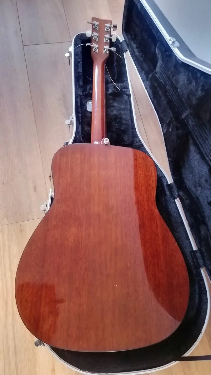 Yamaha guitar - Image 4