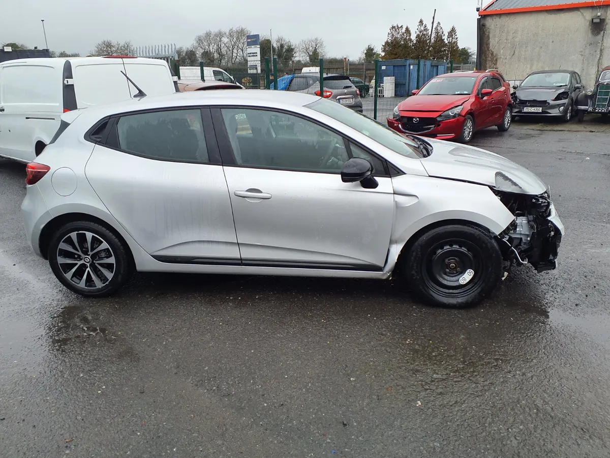 Renault Clio 2023 damage  Driving - Image 3