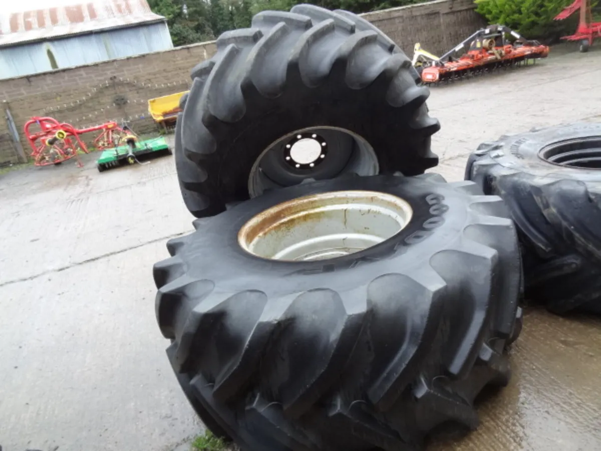 Pair Goodyear 800/65R32 8 Stud Wheels - Image 3