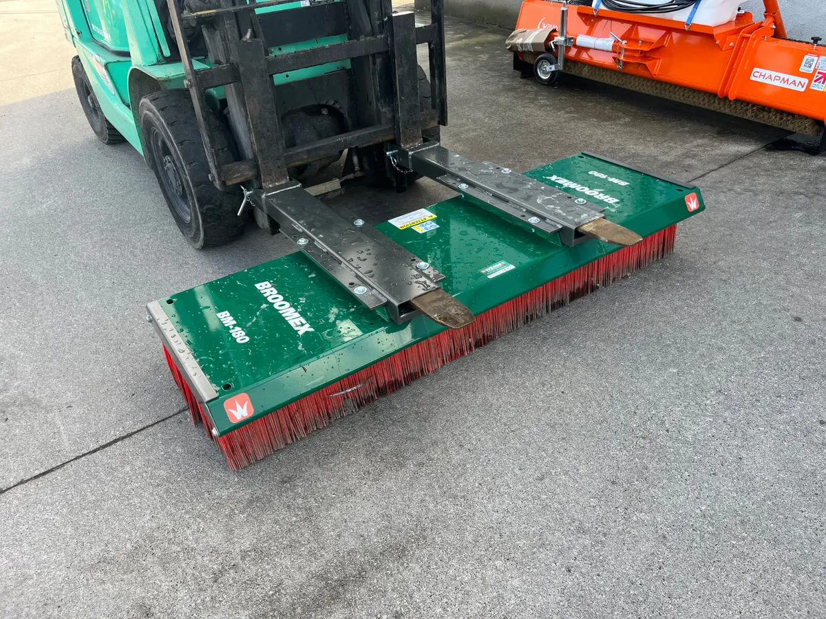 New Wessex Yard Brushes - Image 3