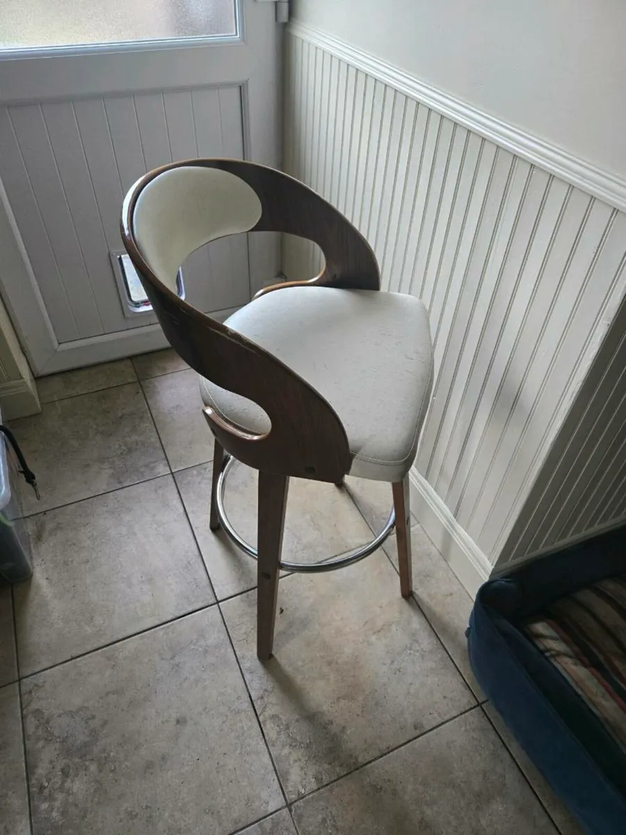 Free Island stools - Image 1