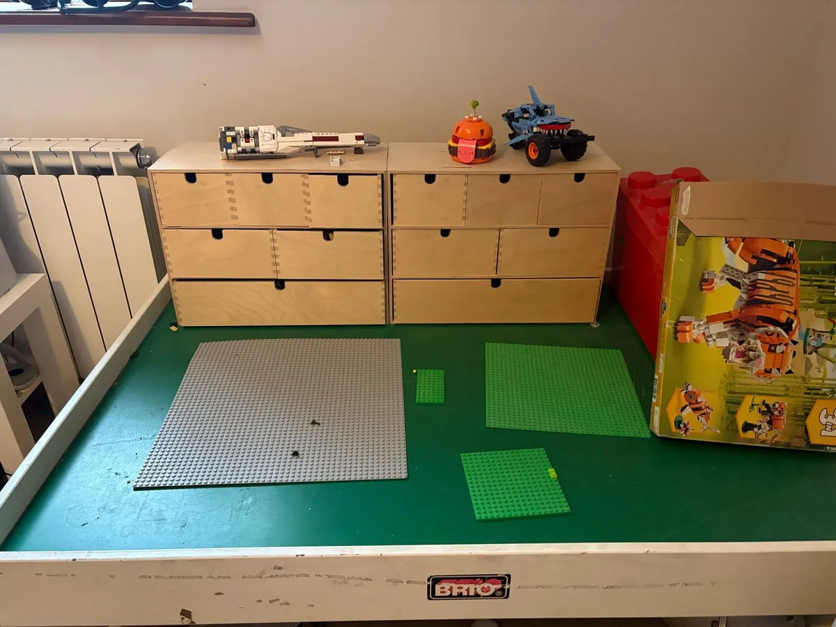 Lego table with Lego - Image 1