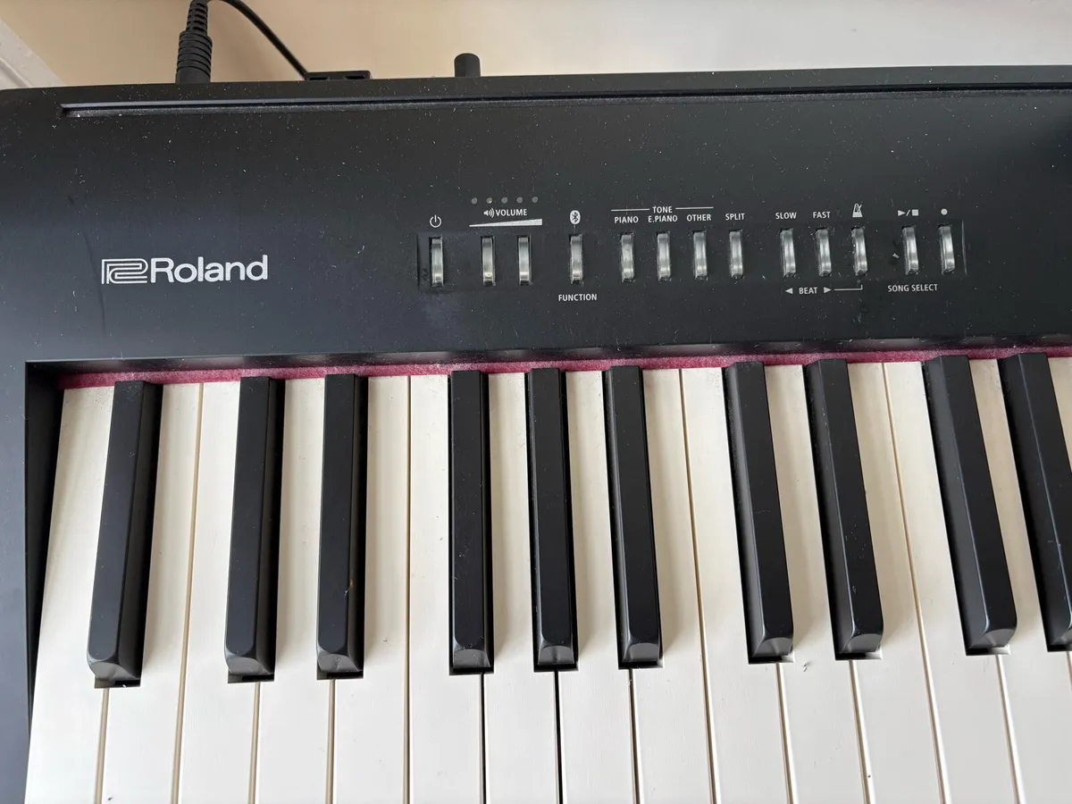Roland FP30 keyboard and stool - Image 3