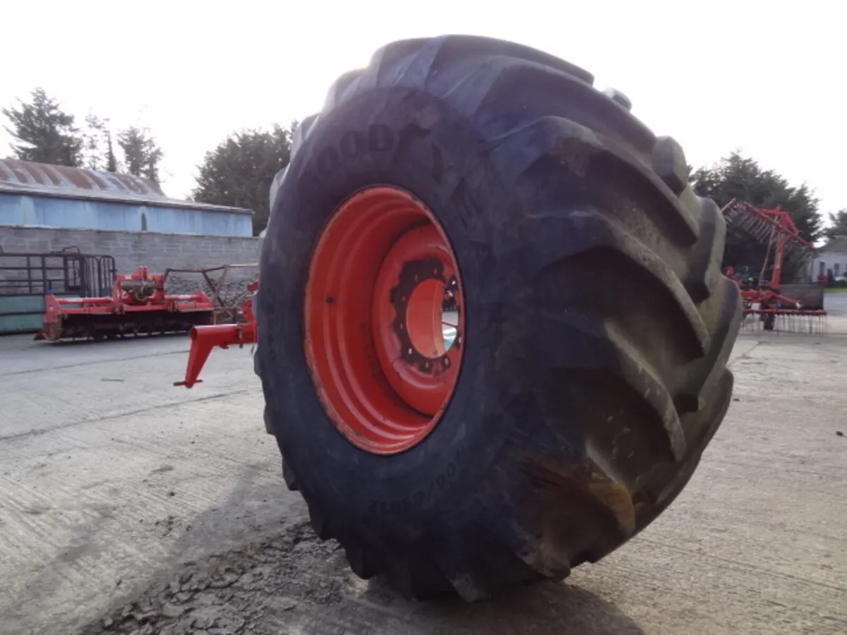 Goodyear 800/65R32 10 Stud Wheel - Image 3