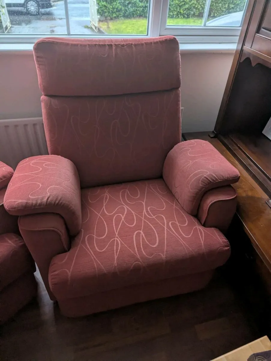 Red armchairs - Image 2