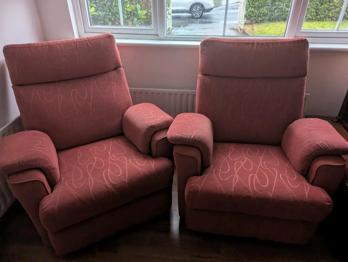 Red armchairs - Image 3